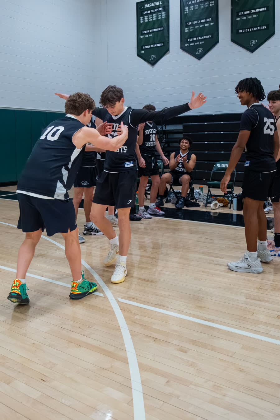 A wide frame of play developing across the floor